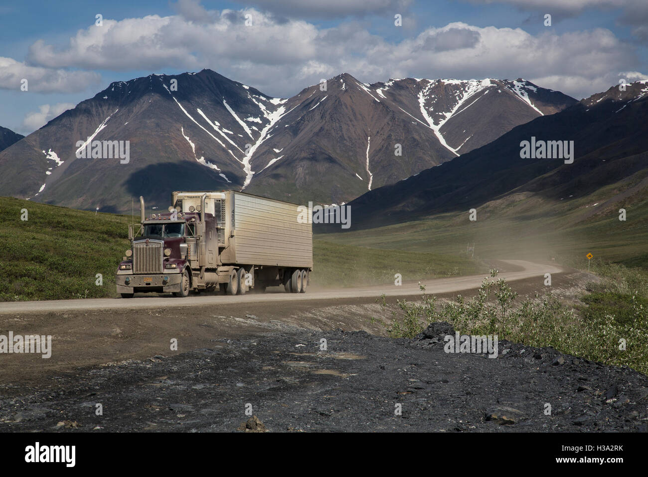 Ein Traktor-Anhänger-LKW fährt auf einer Strecke von Dalton Highway in der Nähe von Denali Nationalpark in Alaska. Stockfoto