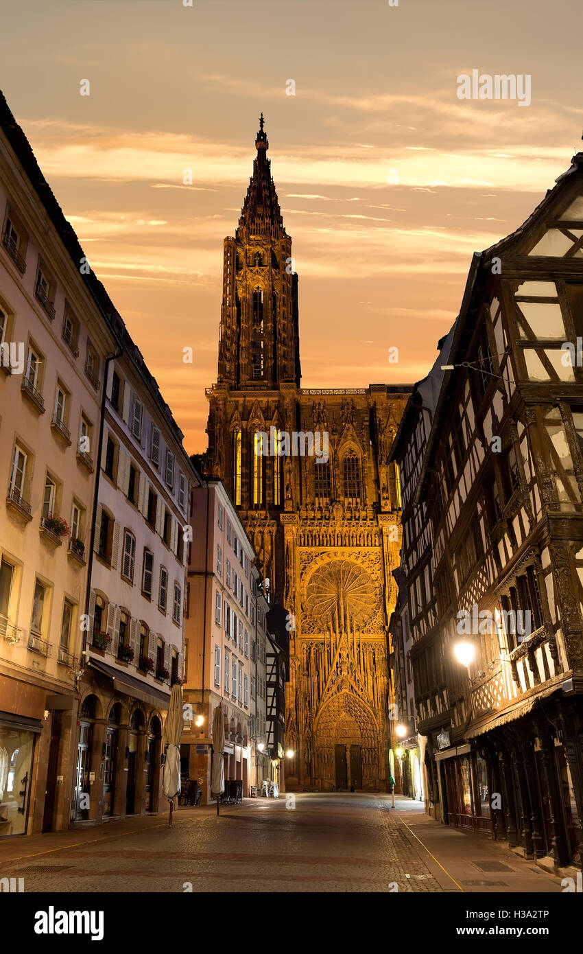 Notre Dame de Strasbourg und wunderschönen Sonnenaufgang, Frankreich Stockfoto