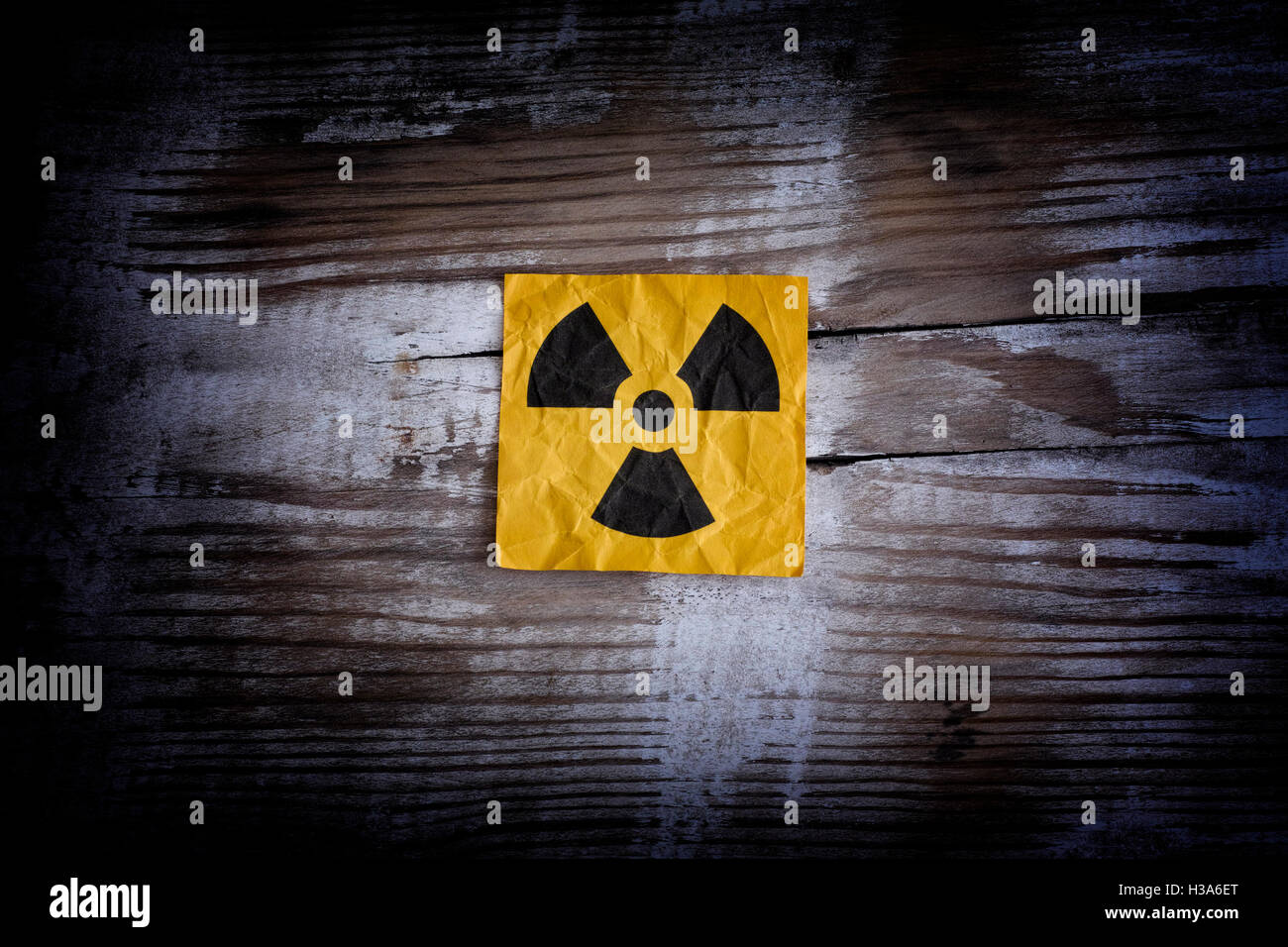 Strahlung-Warnschild auf eine Holzoberfläche. Hautnah. Stockfoto