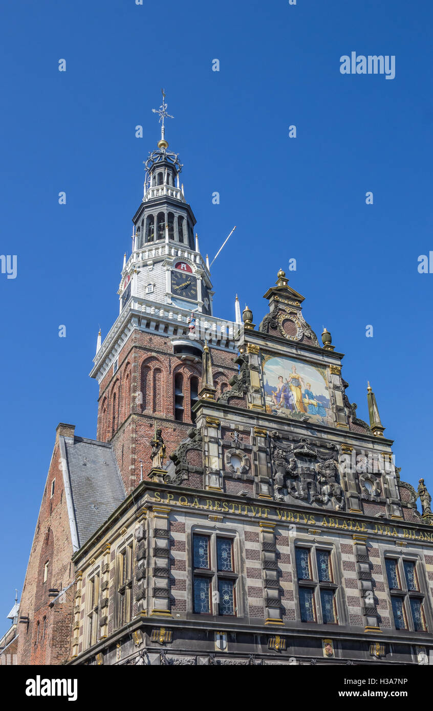 Fassade und Turm des Hauses wiegen in Alkmaar, Niederlande Stockfoto