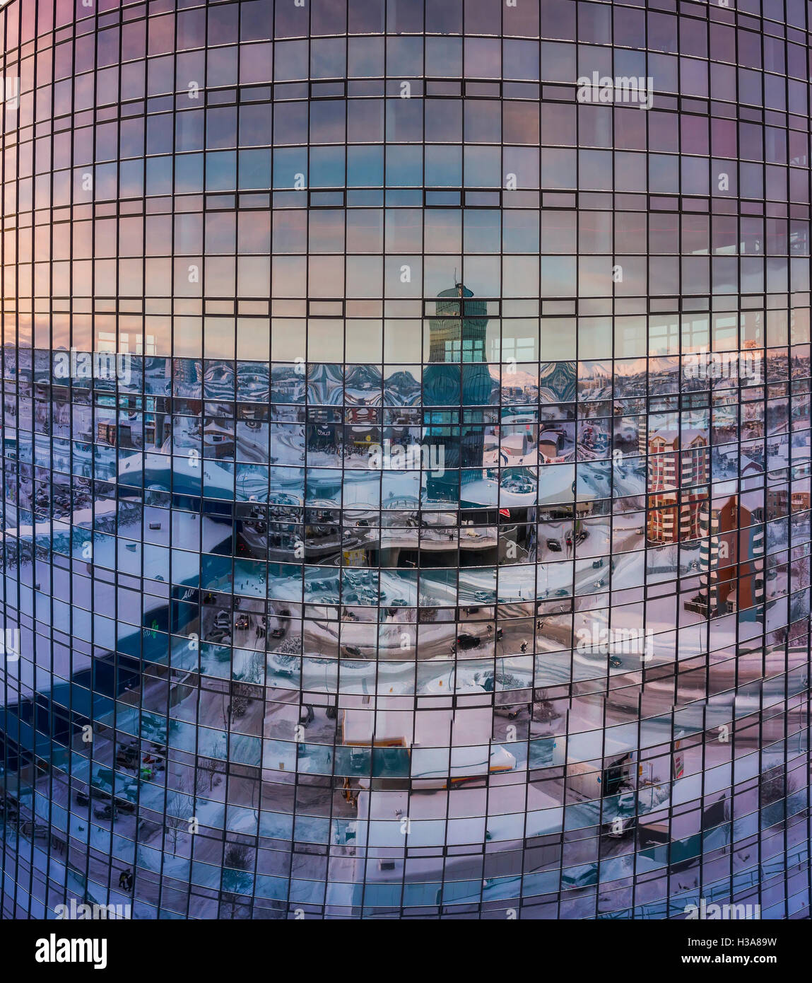 Glasbau mit Reflexionen, Winter, Smaralind Mall, Kopavogur, Island. Dieses Bild wird mit einer Drohne geschossen. Stockfoto