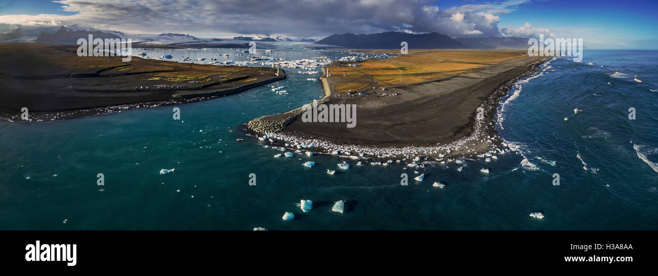 Luftaufnahme von Eisbergen in Jökulsárlón, Breidamerkurjokull, Vatnajökull-Eiskappe, Island. Dieses Bild wird mit einer Drohne geschossen. Stockfoto