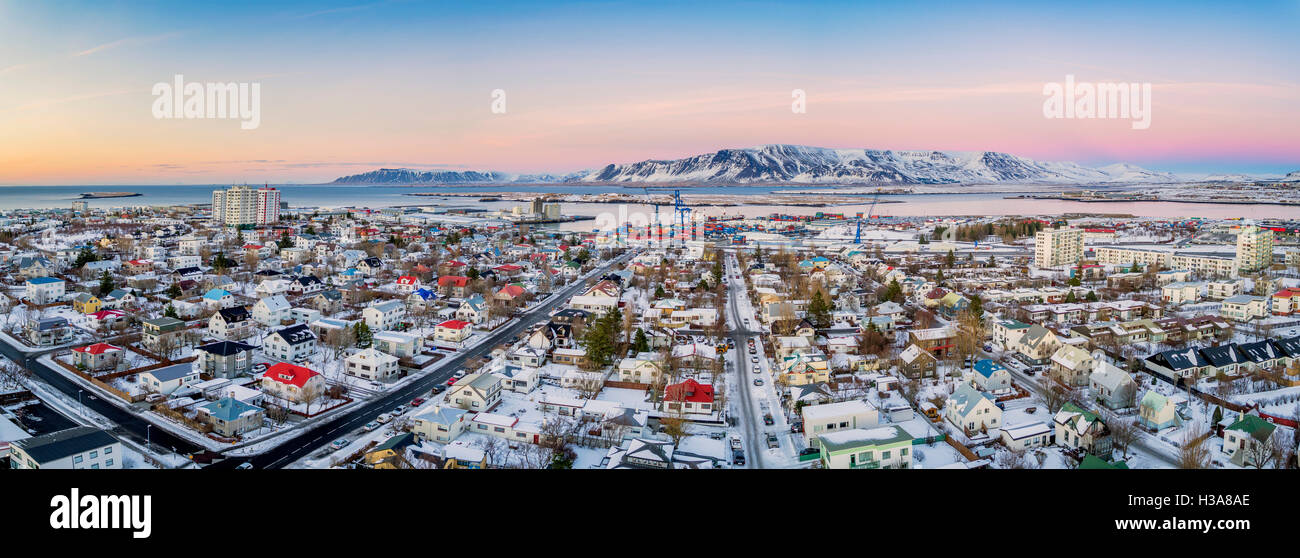 Draufsicht der Häuser und Straßen im Winter, Reykjavik, Island. Dieses Bild wird mit einer Drohne geschossen. Stockfoto