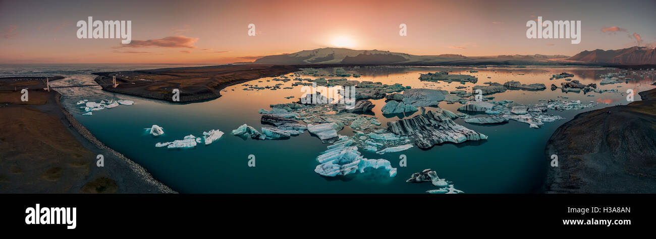 Luftaufnahme von Eisbergen in Jökulsárlón, Breidamerkurjokull, Vatnajökull-Eiskappe, Island. Dieses Bild wird mit einer Drohne geschossen. Stockfoto