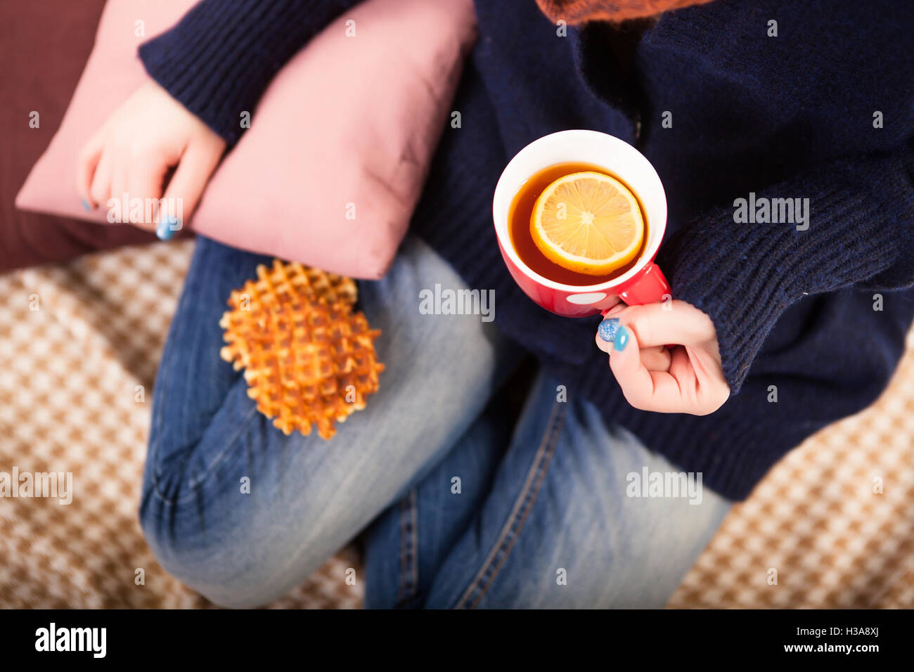 Weibchen in warme Kleidung halten Tasse heißen Tee. Tiefenschärfe, flachen Depth of Field Stockfoto