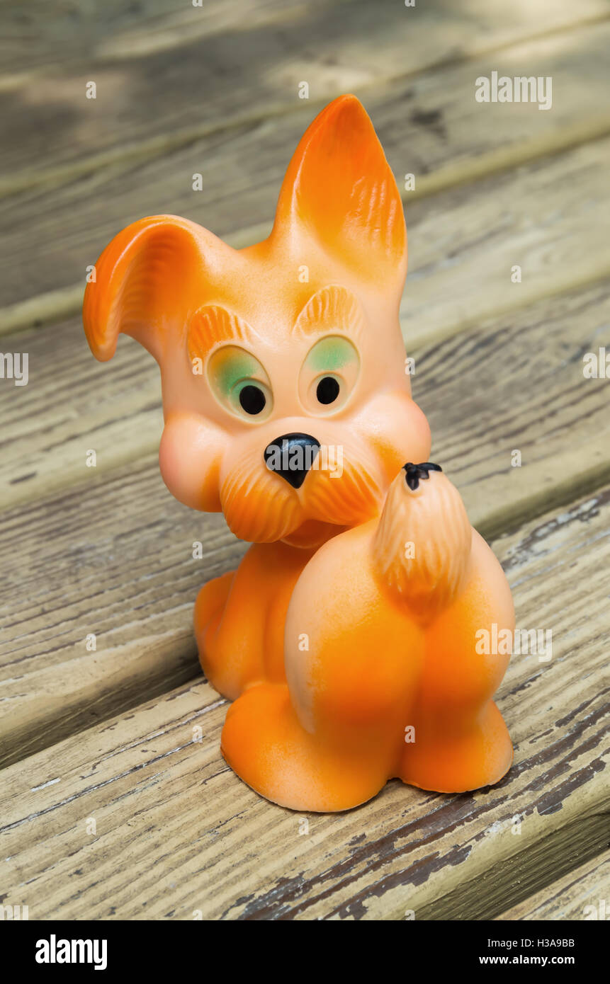 Kautschuk-Hundespielzeug für junge Kinder orange Farbe Stockfoto