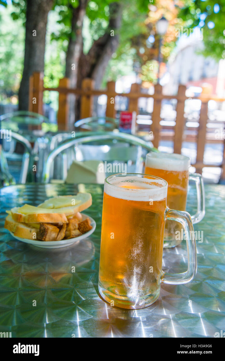 Zwei Gläser Bier und Tapas auf einer Terrasse. Stockfoto