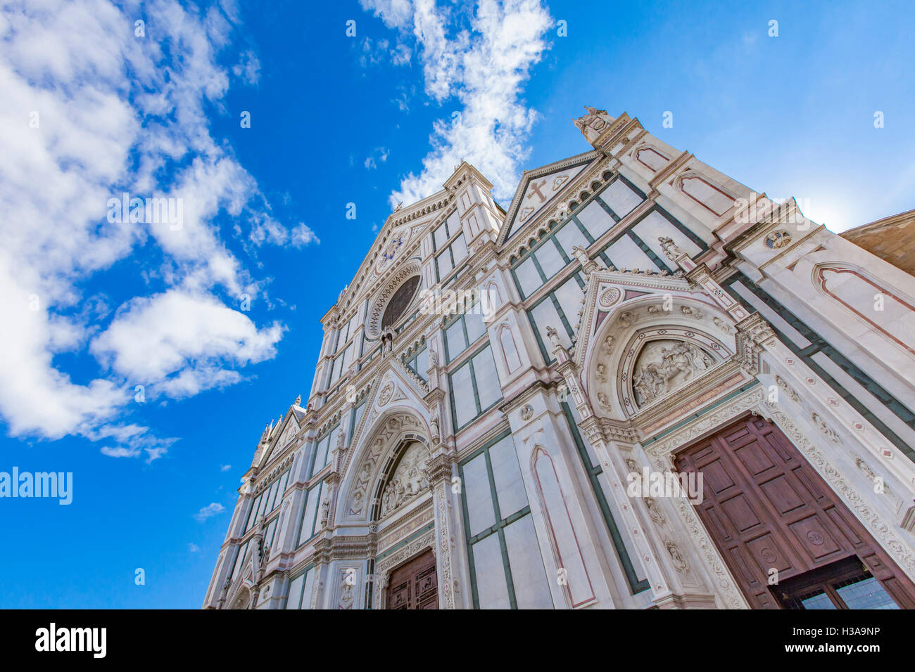 Basilica di Santa Croce (Basilika des Heiligen Kreuzes), wichtigsten Franziskaner Kirche in Florenz, Italien mit neugotischer Fassade. Stockfoto