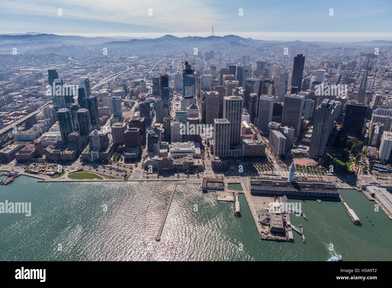 Am Nachmittag Luftbild von der Innenstadt von Waterfront in San Francisco, Kalifornien. Stockfoto