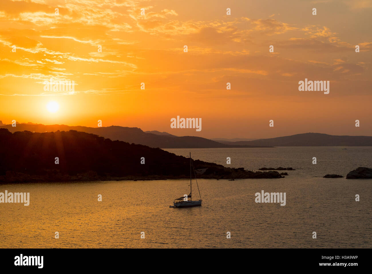 Sonnenuntergang über Baia Sardinia und die Inseln des Parco Nazionale Dell' Arcipelago De La Maddalena, Costa Smeralda, Sardiania, Italien. Stockfoto