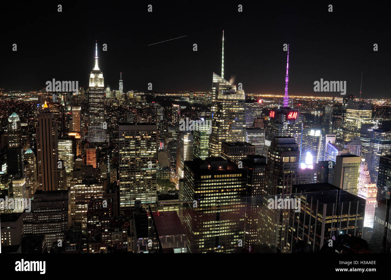 Luftbild von der "Top of the World" Aussichtsplattform in Richtung Times Square & Innenstadt von Manhattan, New York. Stockfoto
