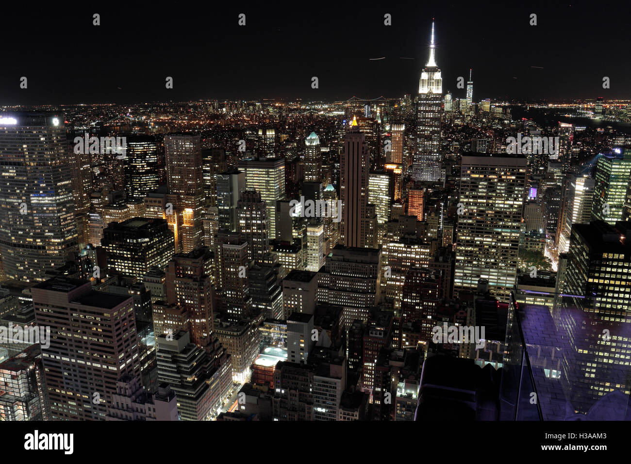Empire State Building und lower Manhattan angesehen von der "Top of the World" Aussichtsplattform, Manhattan, New York. Stockfoto
