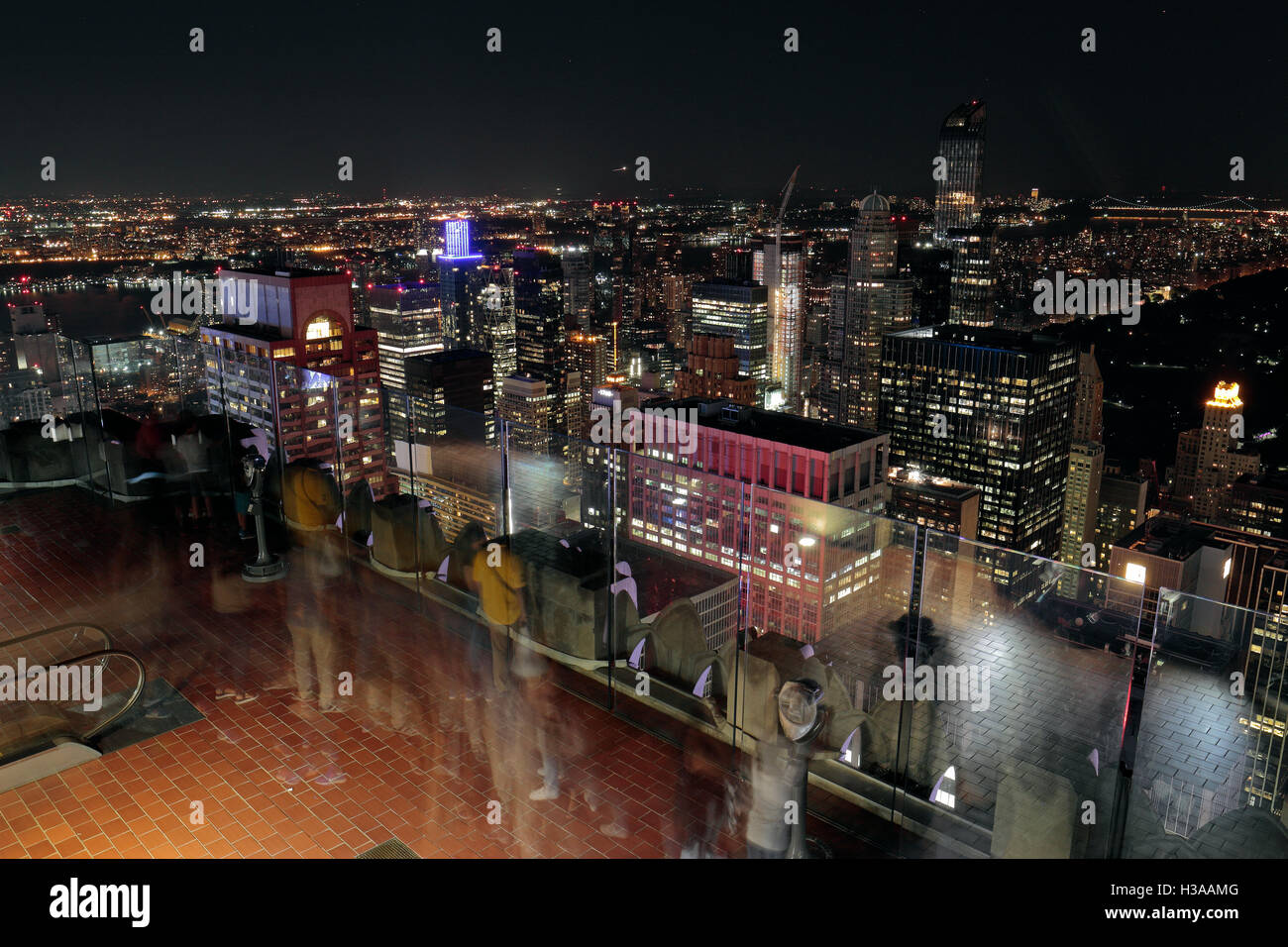 Verlängerte Belichtung zeigt Bestandteil einer Aussichtsplattform auf dem "Top of the World" Aussichtsplattform, Manhattan, New York. Stockfoto