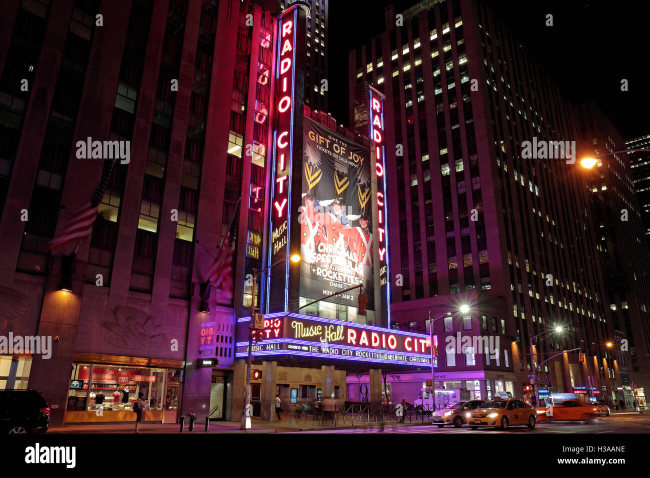 Die Radio City Music Hall in der Nacht, New York City, Vereinigte Staaten von Amerika. Stockfoto
