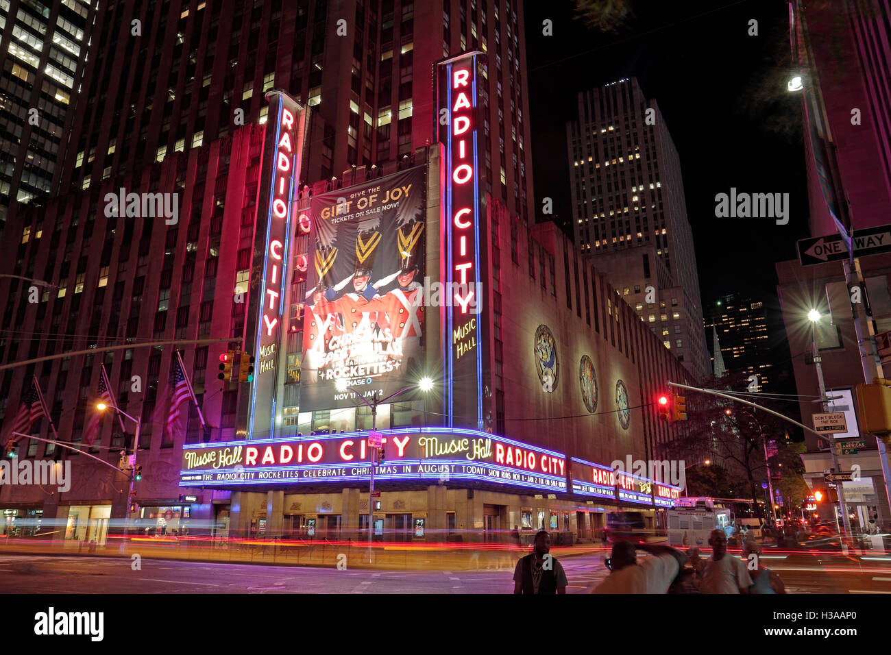 Die Radio City Music Hall in der Nacht, New York City, Vereinigte Staaten von Amerika. Stockfoto