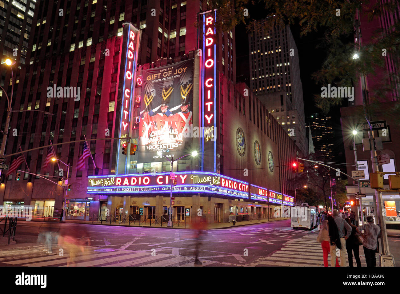 Die Radio City Music Hall in der Nacht, New York City, Vereinigte Staaten von Amerika. Stockfoto