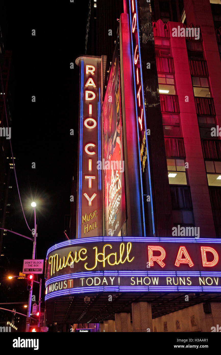 Die Radio City Music Hall in der Nacht, New York City, Vereinigte Staaten von Amerika. Stockfoto
