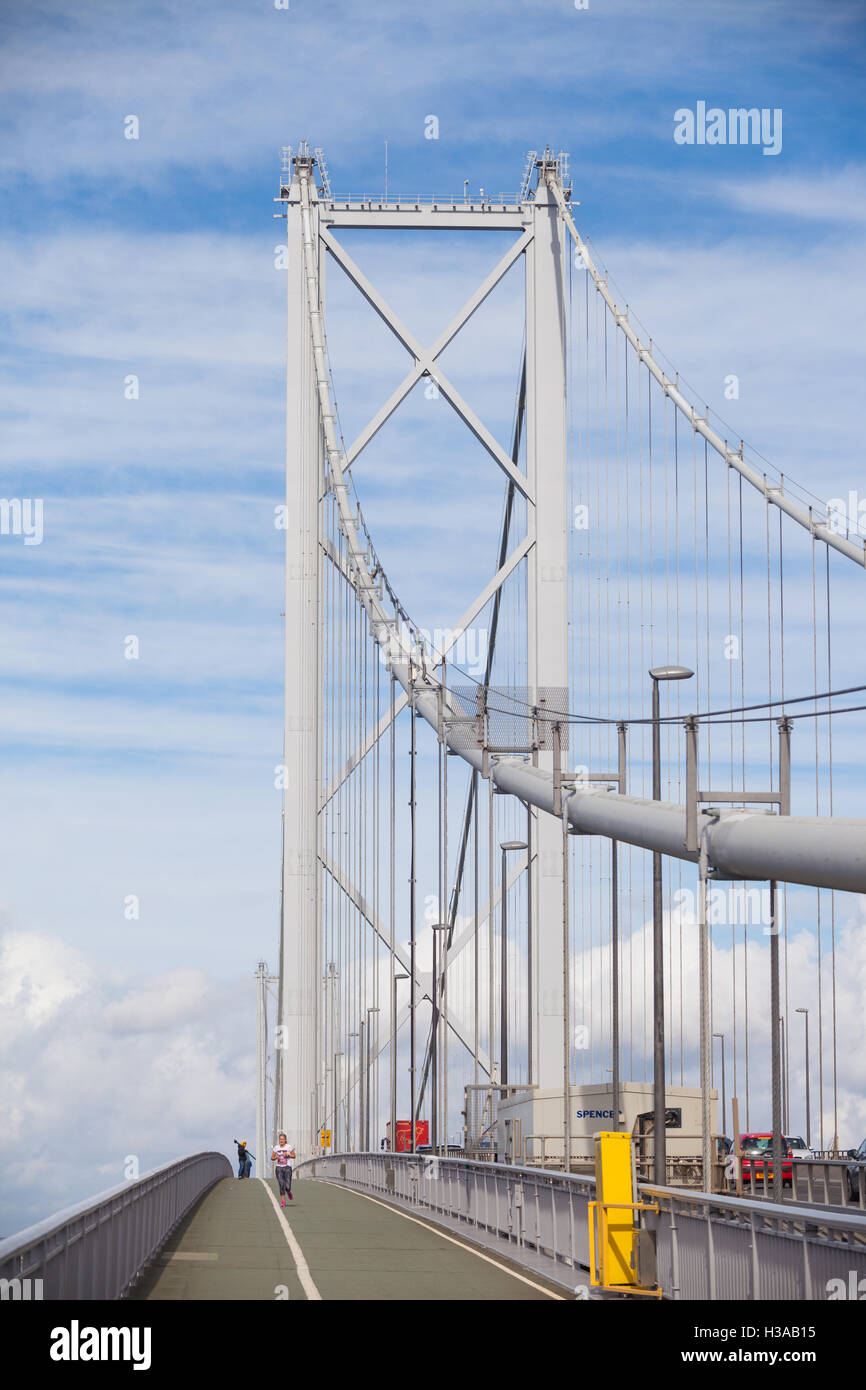 Die Forth Road Bridge zu Fuß / Radweg, Schottland. Stockfoto