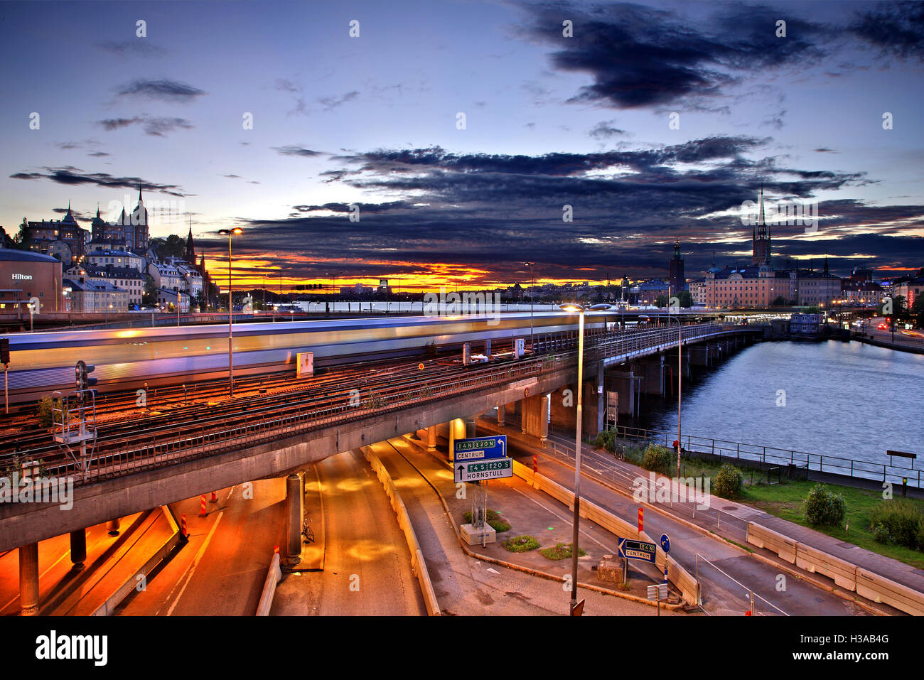 Bahnhof, überqueren die Brücke, Sodermalm mit Gamla Stan, Stockholm, Schweden. Stockfoto