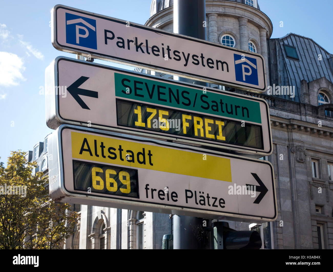 Beratung für Parkplätze in der Innenstadt von Düsseldorf Stockfoto