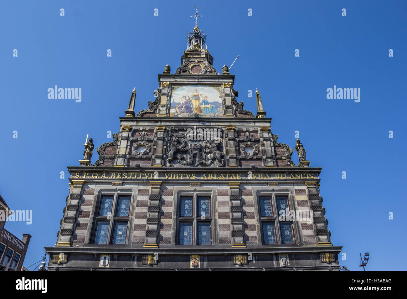 Fassade des historischen wiegen Hauses in Alkmaar, Niederlande Stockfoto