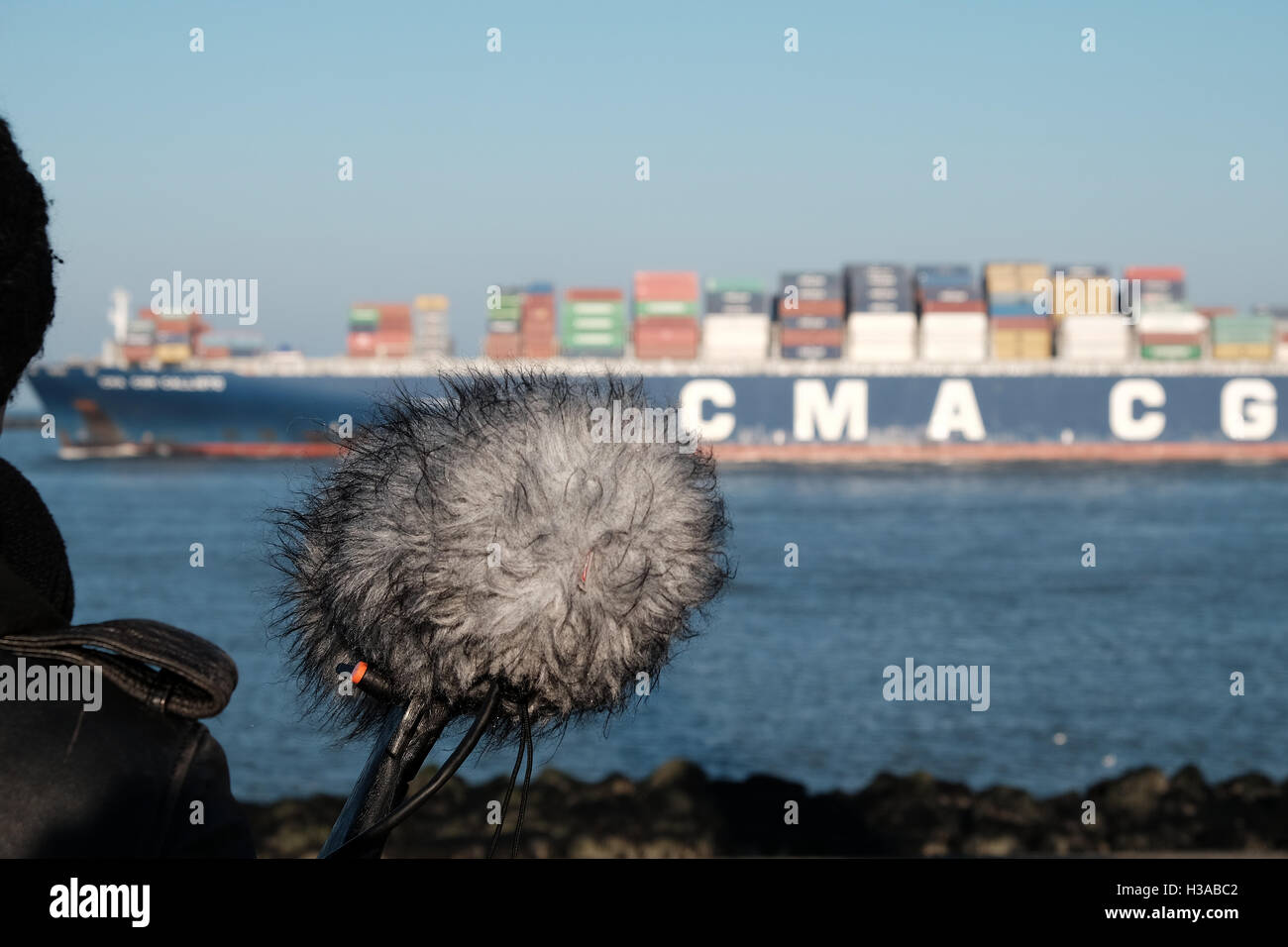 Sound-Künstler Justin Bennett Aufzeichnung Geräusche im und um den Container-Häfen und Windkraftanlagen um Euromax Terminal Stockfoto