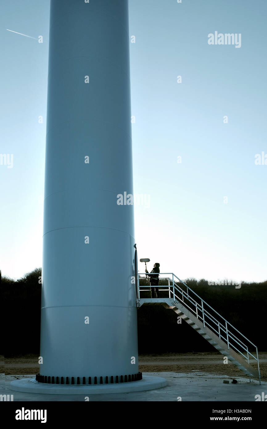 Sound-Künstler Justin Bennett Aufzeichnung Geräusche im und um den Container-Häfen und Windkraftanlagen um Euromax Terminal Stockfoto