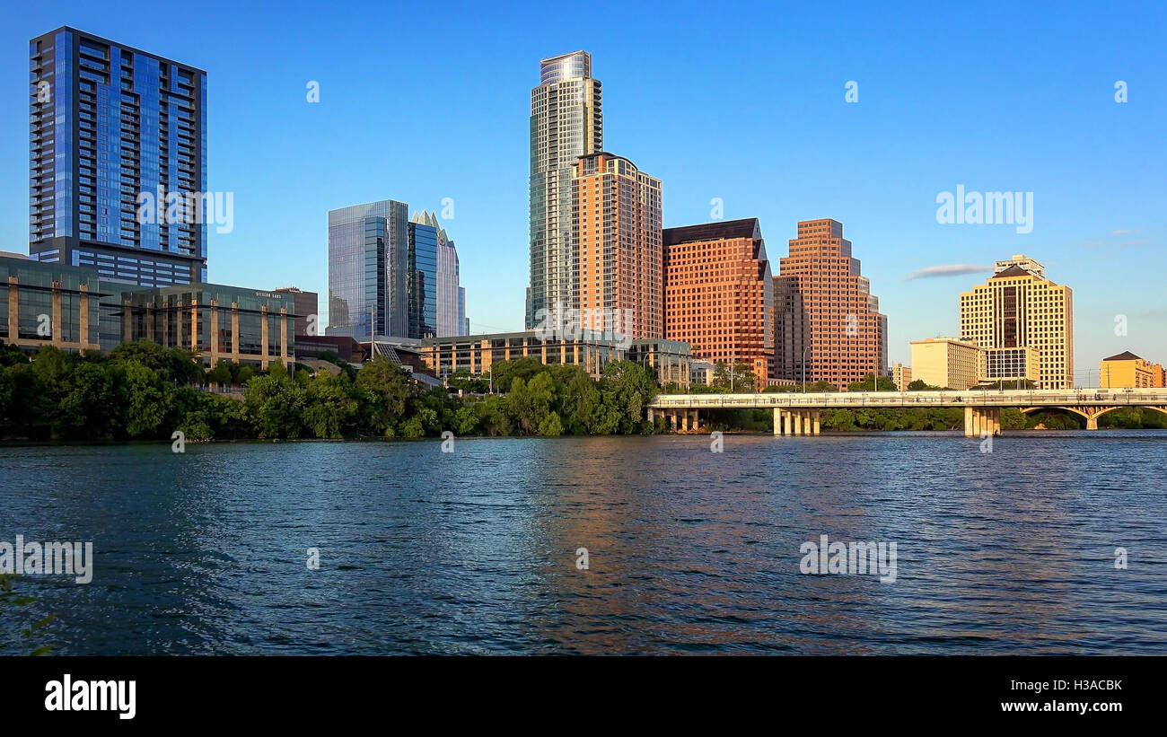 Austin, Texas Skyline vom Ufer der Lady Bird Lake entlang des Colorado River Stockfoto