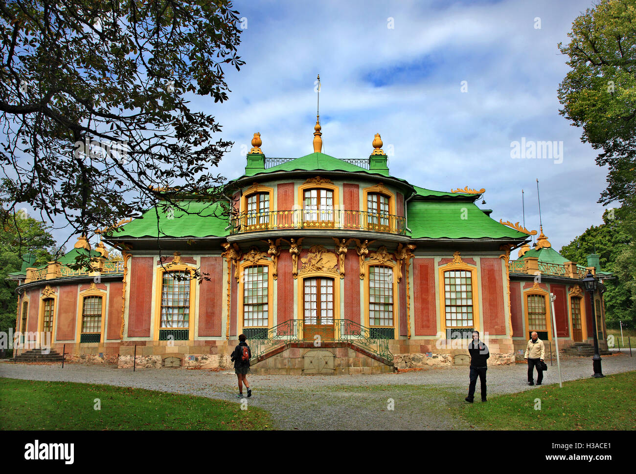 Der chinesische Pavillon im Garten des Drottningholm Palast, während eine tägliche Kreuzfahrt zum Mälarsee aus Stockholm, Schweden. Stockfoto