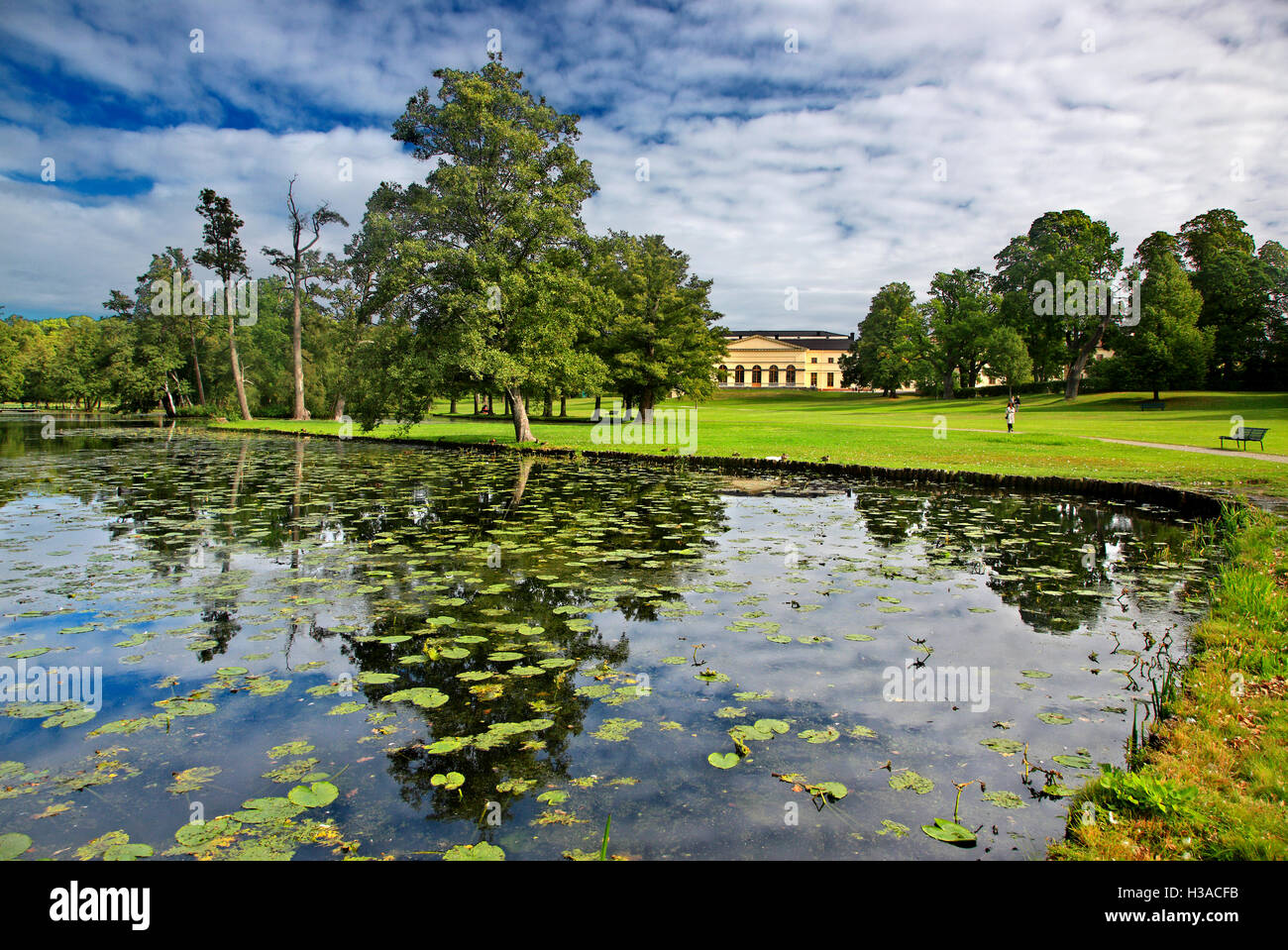 Teich im Garten des Drottningholm Palast, während eine tägliche Kreuzfahrt zum Mälarsee aus Stockholm, Schweden. Stockfoto