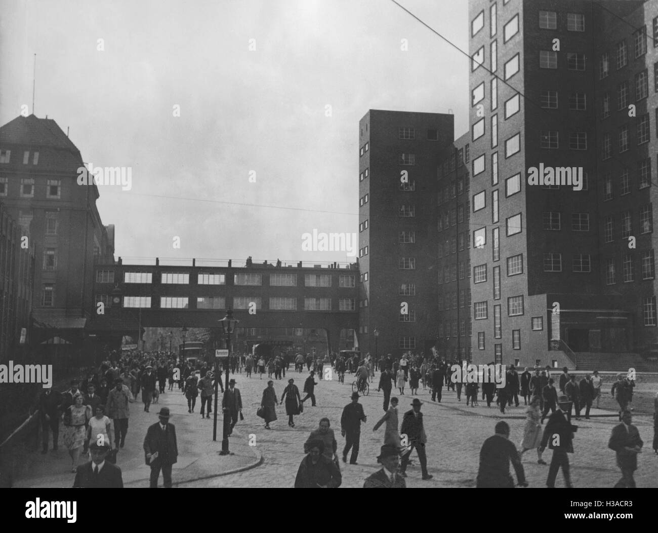 Ende des Arbeitstages in der Werner-Fabrik, 30er Stockfoto