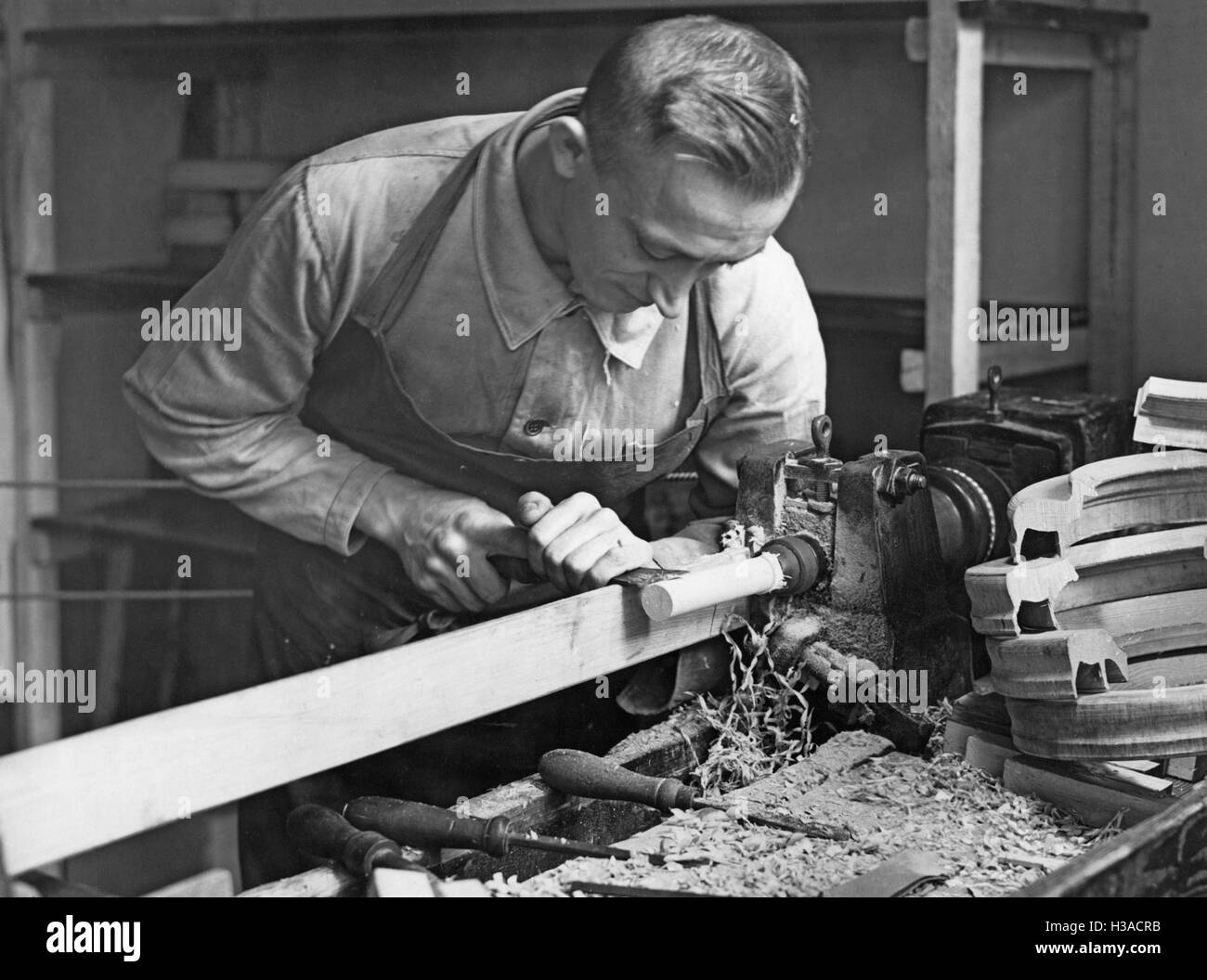 Tischler in seiner Werkstatt, 1936 Stockfoto