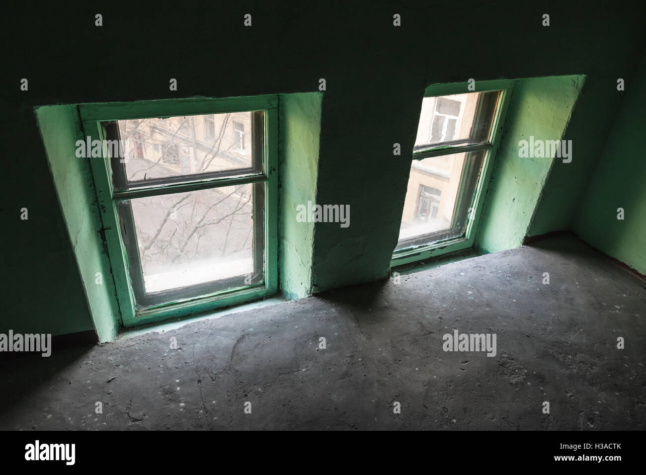Zwei kleine Fenster in grüne Wand, städtische Interieur fragment Stockfoto