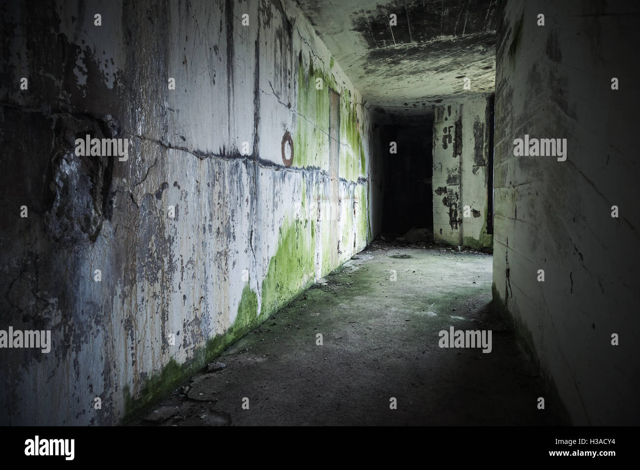 Leere verlassenen Bunker Interieur mit schwarzen Ende des dunklen Grunge Korridor Stockfoto