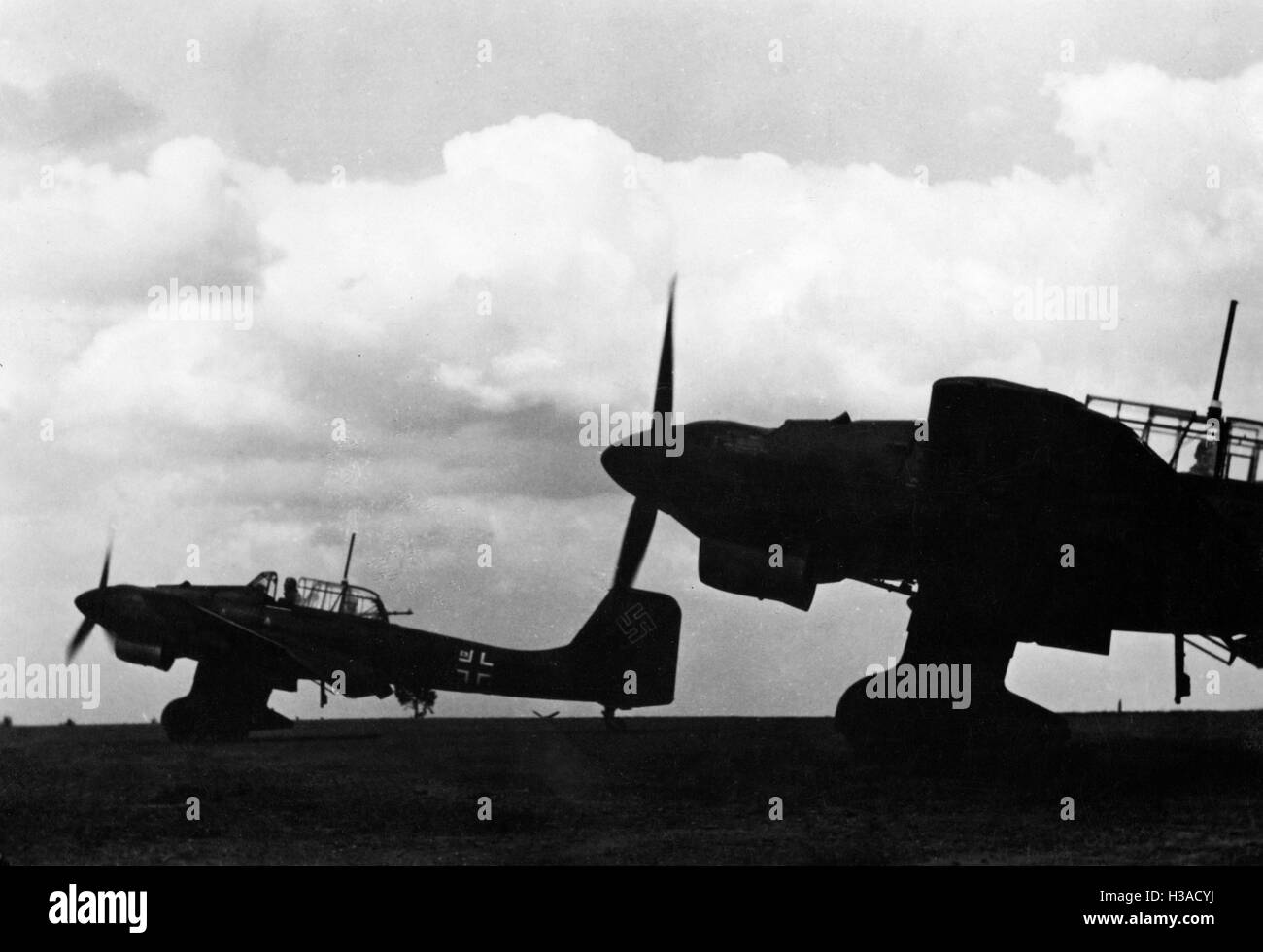Deutsche Stukas auf einem Flugplatz während der westlichen Kampagne, 1940 Stockfoto