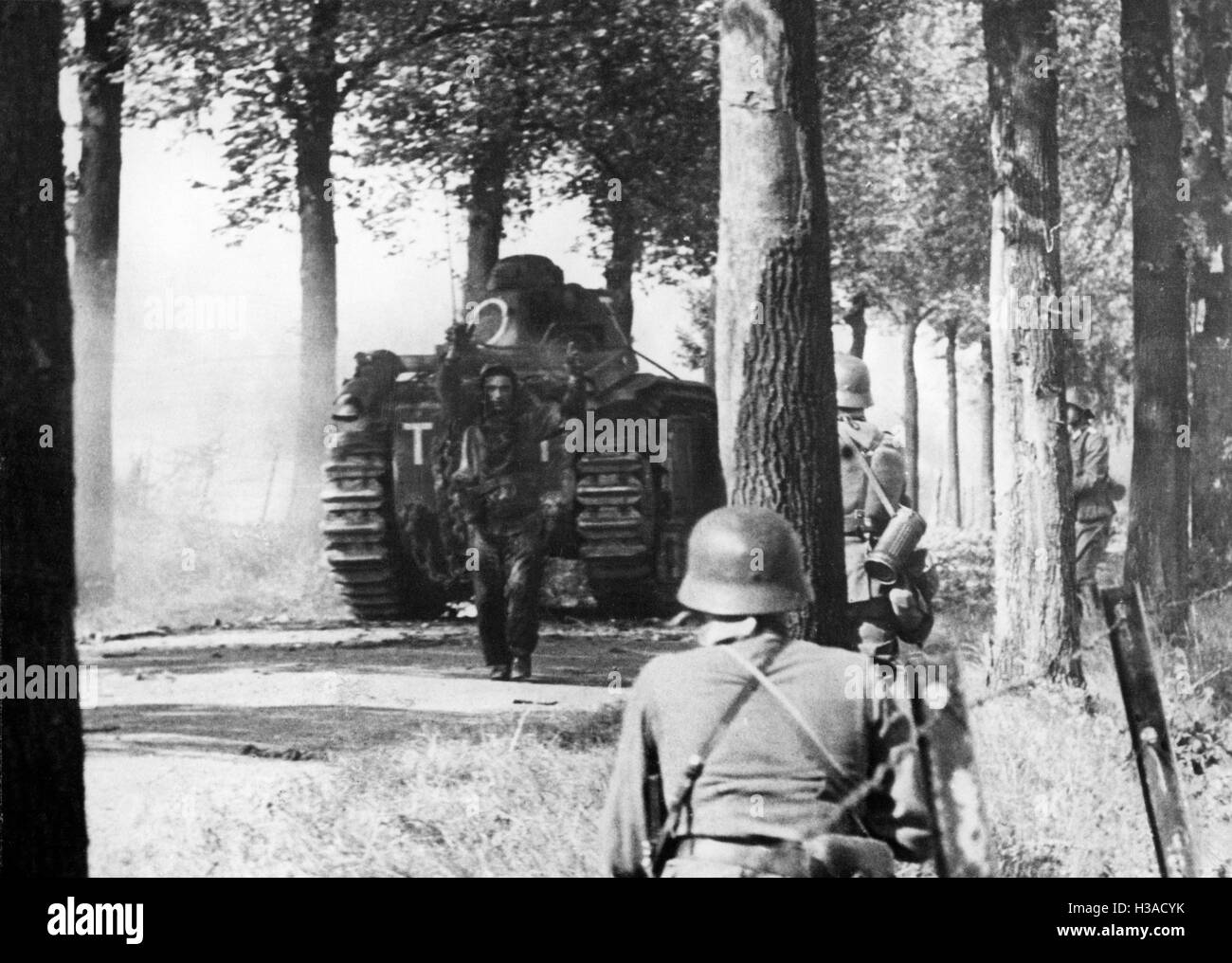 Französische Panzer Besatzung hingibt, 1940 Stockfoto