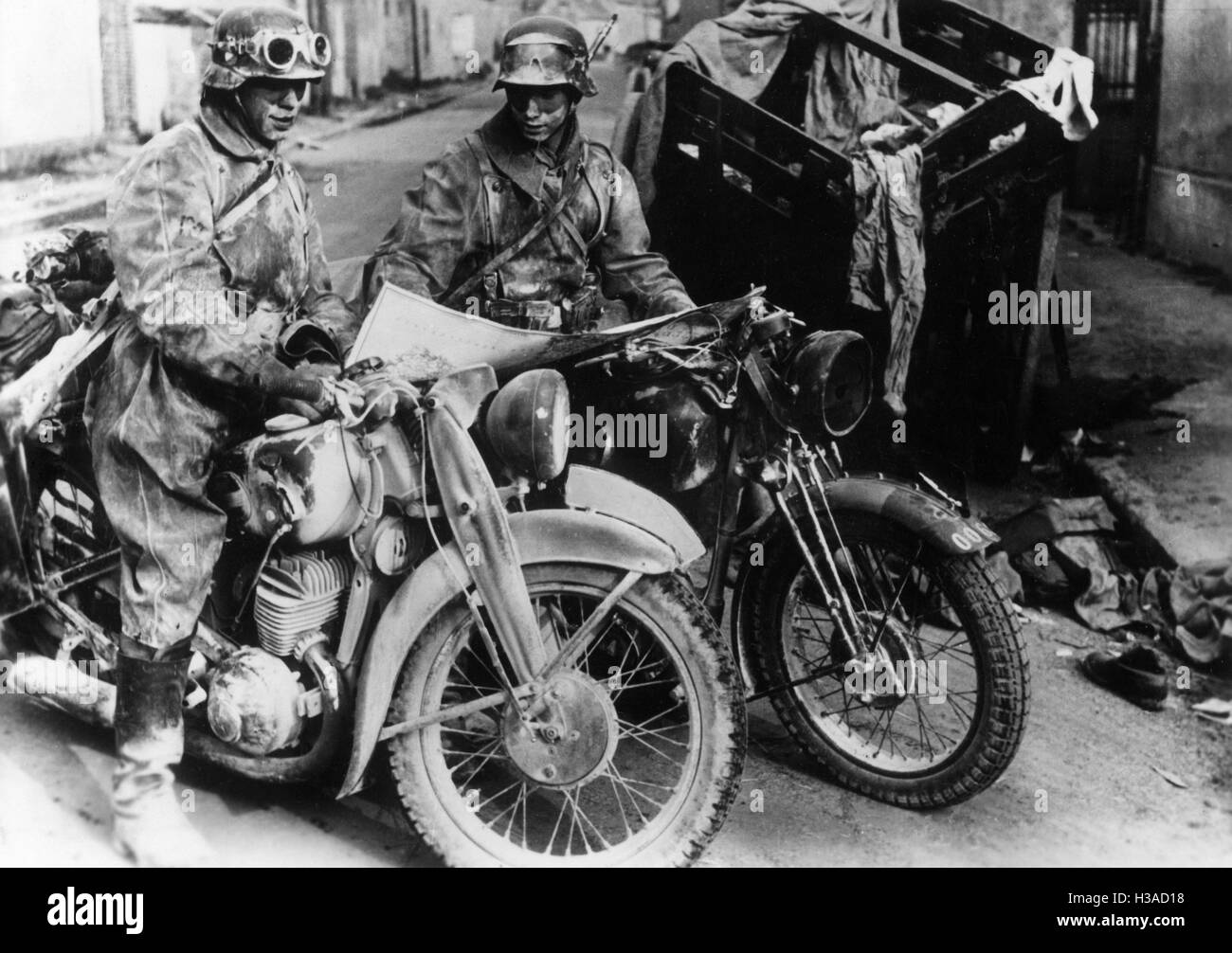Deutsche Motorradfahrer in Frankreich, 1940 Stockfoto