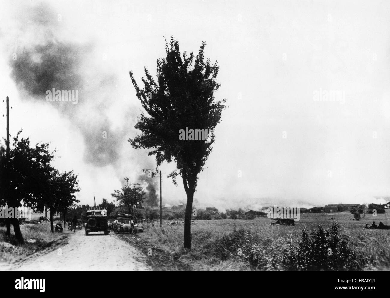 Deutsche Autokolonne im Kampf in Frankreich, 1940 Stockfoto