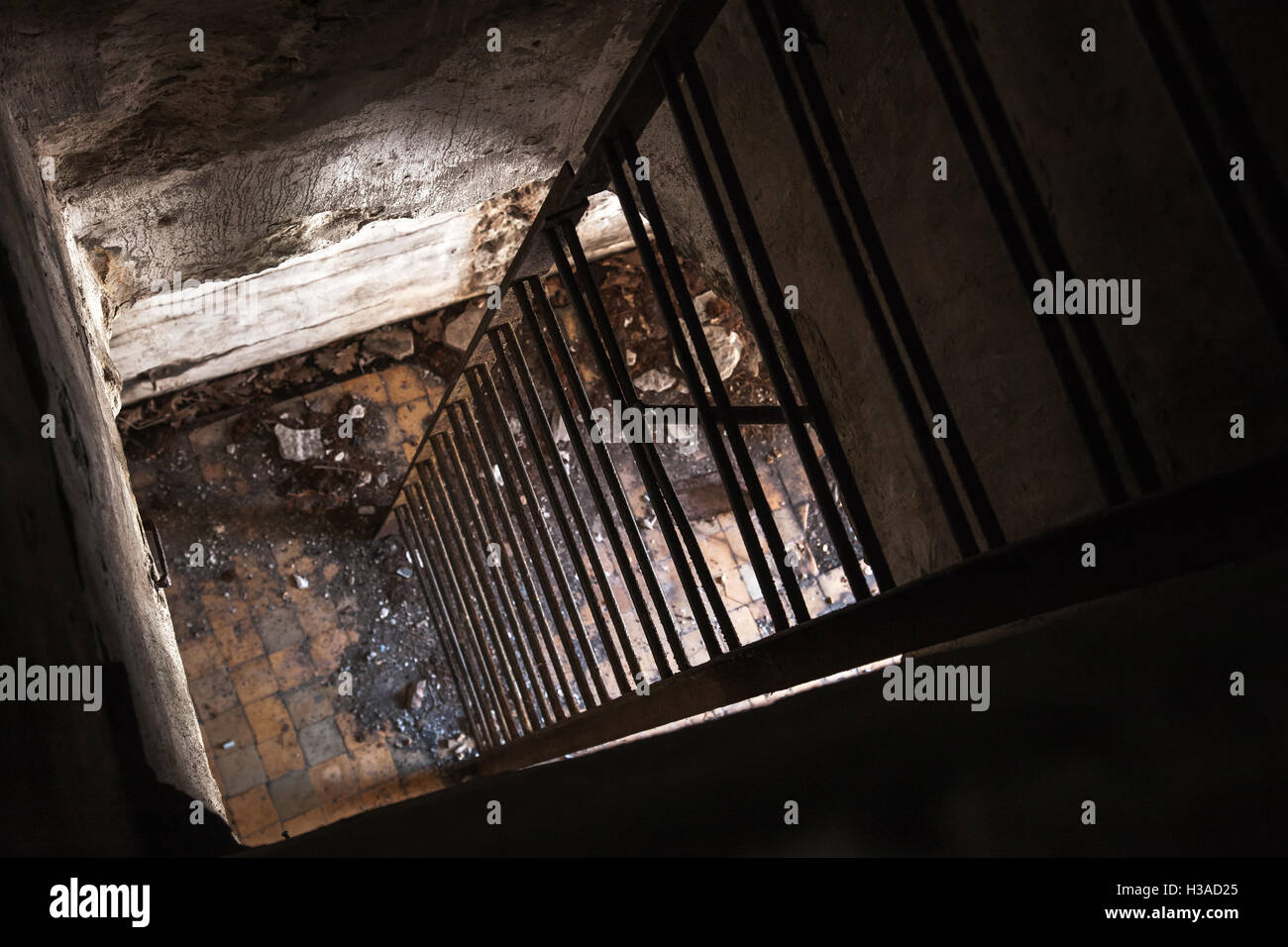 Alten leeren verlassenen Bunker Interieur mit rostigem Metall-Leiter hinunter Stockfoto