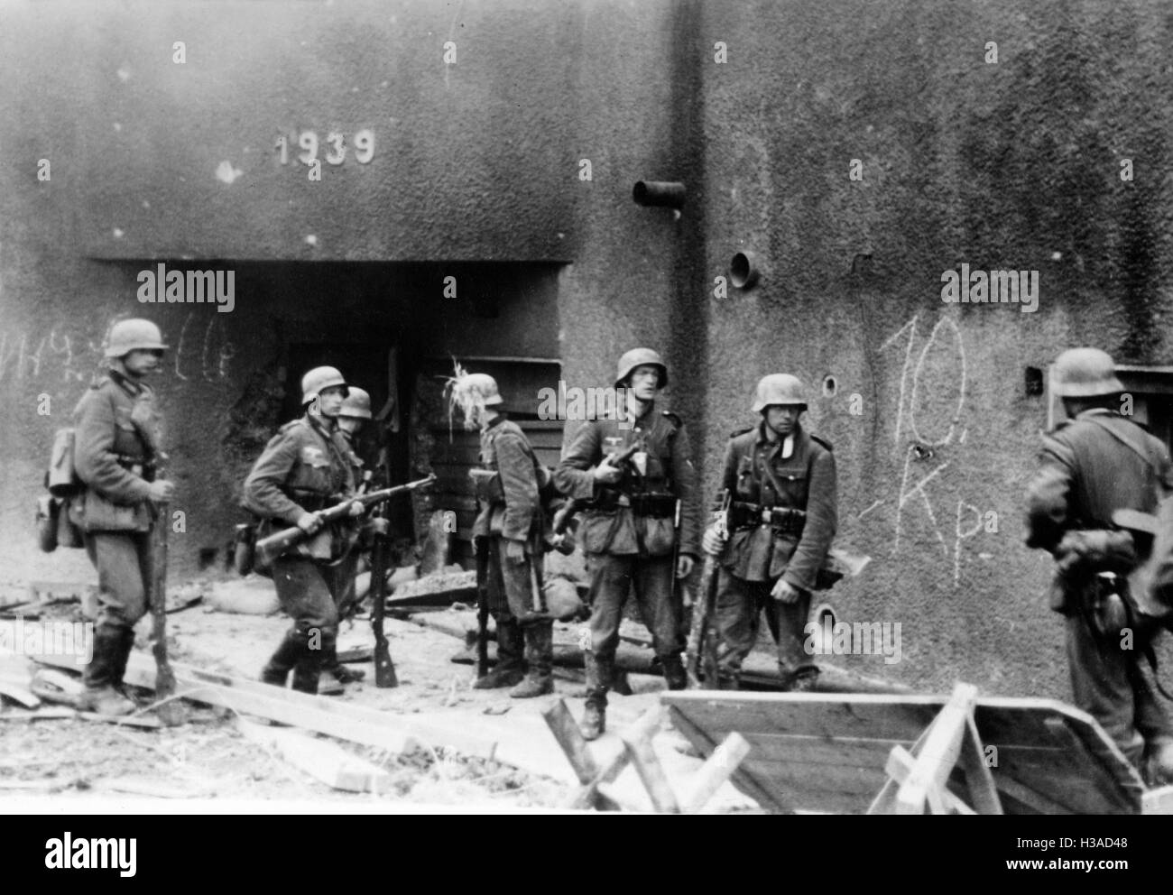 Deutsche Soldaten vor einem Bunker auf der Maginot-Linie, 1940 Stockfoto
