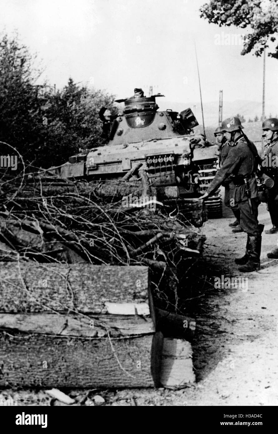 Deutscher Panzer, die Beseitigung von Straßensperren in Belgien, 1940 Stockfoto