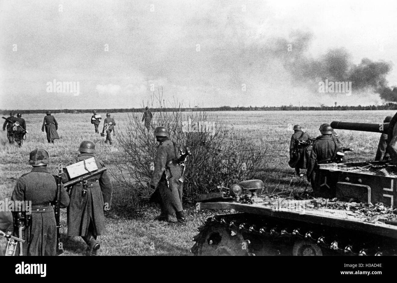 Deutsche Infanterie und Panzer während des Angriffs auf Kalinin, 1941 Stockfoto