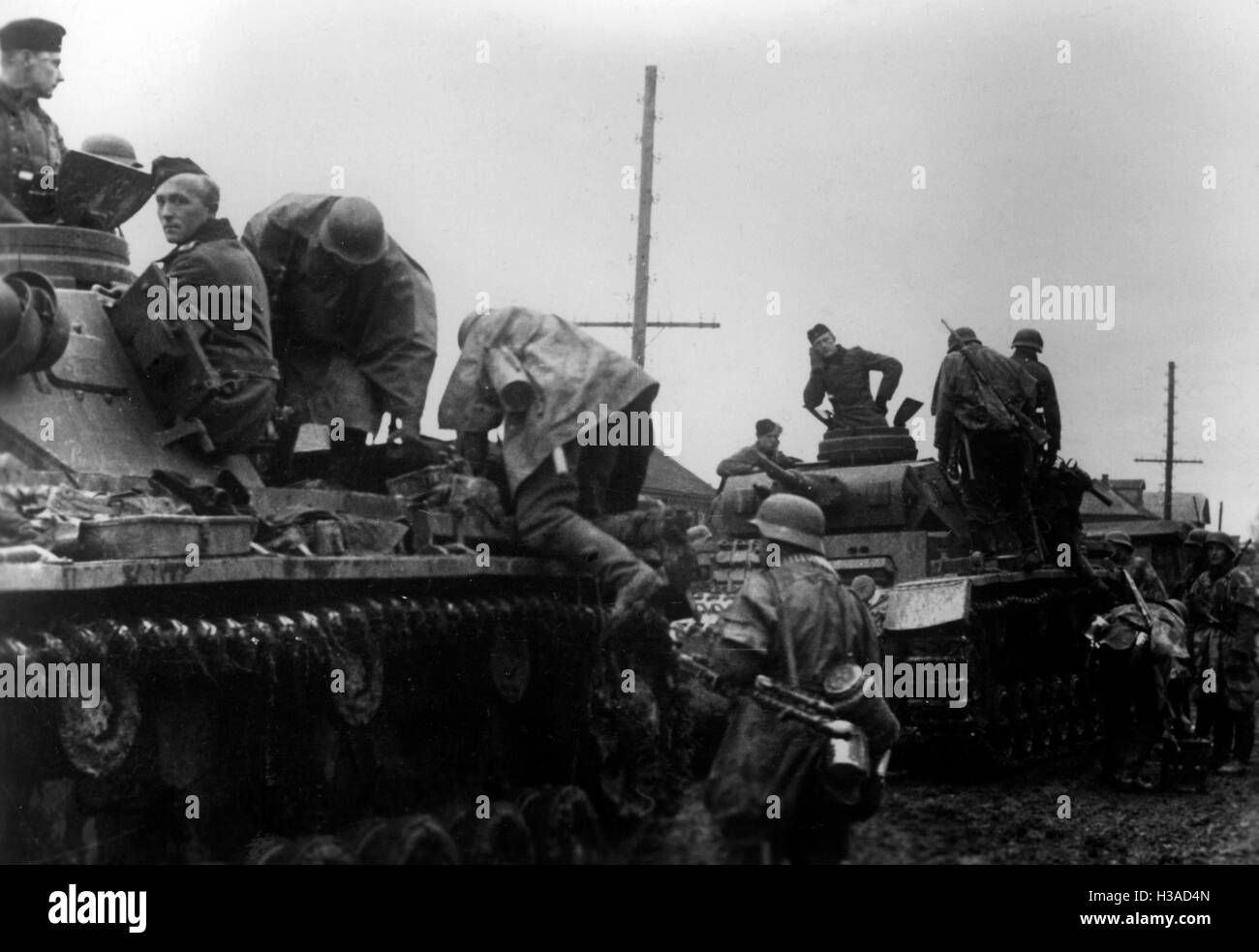 Deutsche Panzer und Infanterie während dem Vormarsch auf Moskau, 1941 Stockfoto