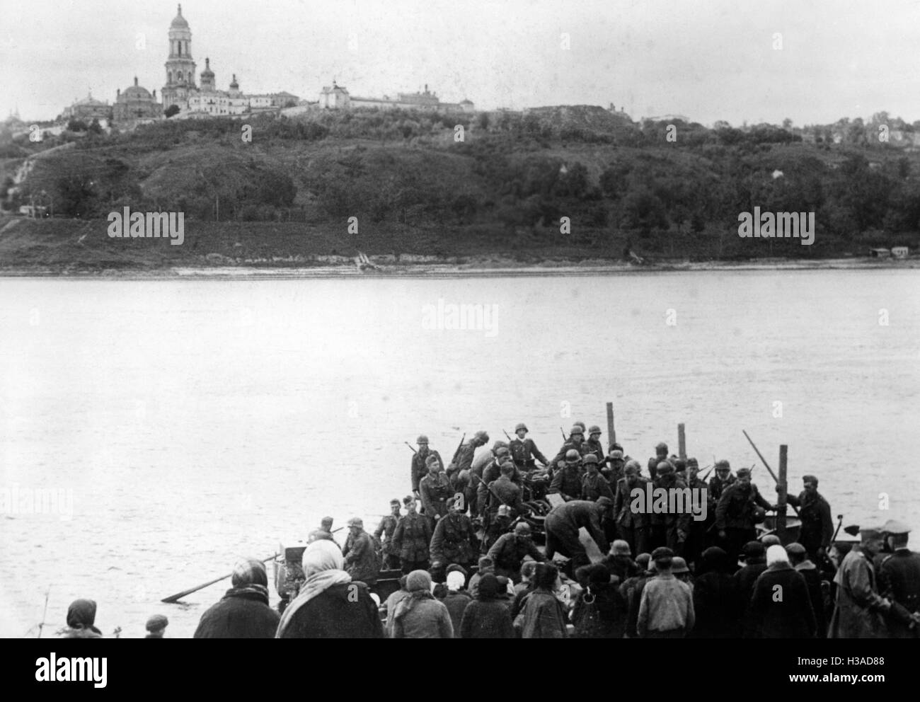 Deutsche Soldaten überqueren den Dnepr in Kiew, 1941 Stockfoto