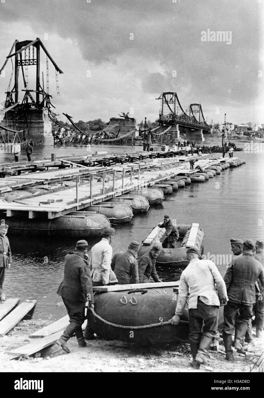 Deutsche Ingenieure bauten eine Pontonbrücke über den Dnjepr, 1941 Stockfoto