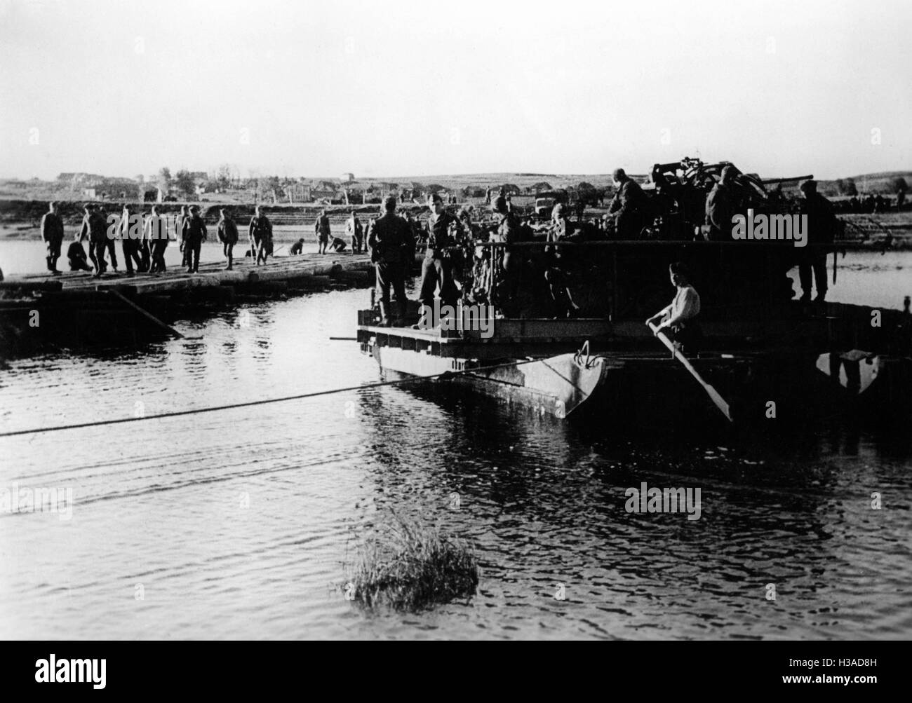Deutsche Truppen Brücke über den Dnjepr, 1941 Stockfoto