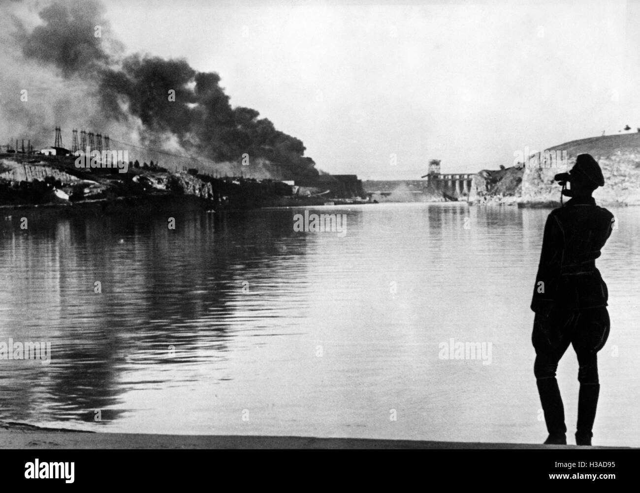 Deutscher Offizier vor einer zerstörten Damm am Dnjepr, 1941 Stockfoto