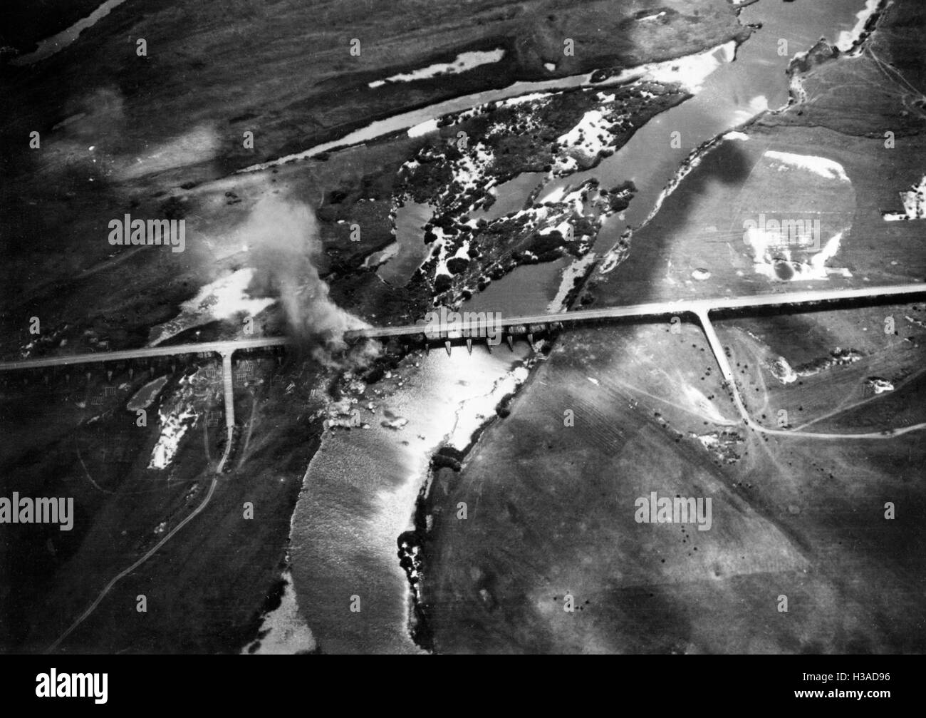 Deutschen Luftangriff gegen eine Brücke am Dnjepr, 1941 Stockfoto