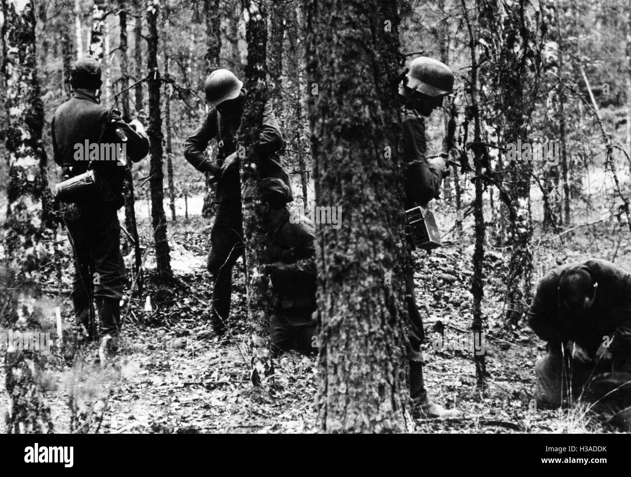 Deutsche Infanteristen, die Gefangenen auf der Eastern Front 1941 Stockfoto
