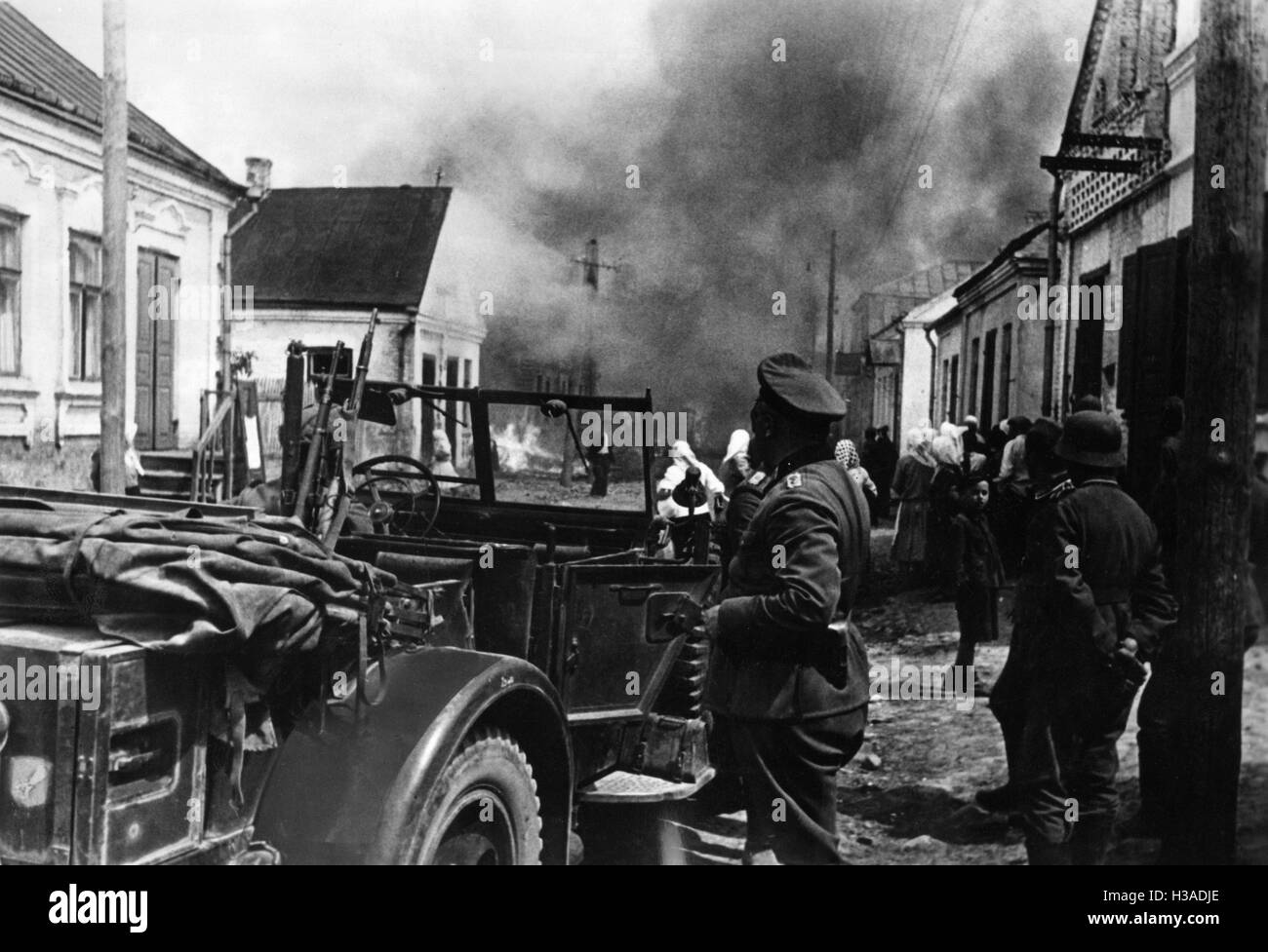 Deutsche Soldaten in einem brennenden Dorf an der Ostfront, 1941 Stockfoto